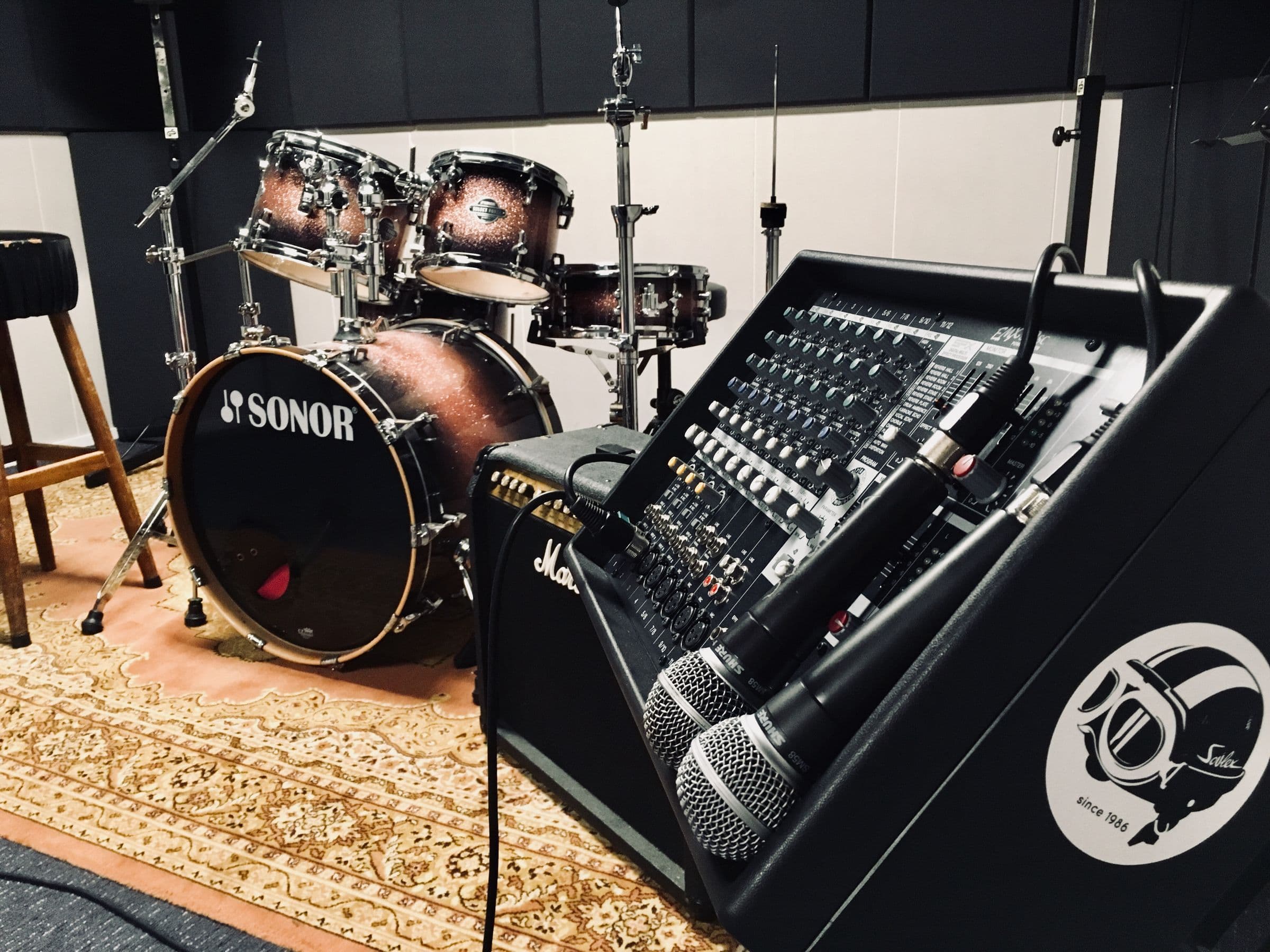 Sonor drumstel, Marshall-versterker en mengpaneel met het Soulex-logo in de oefenruimte